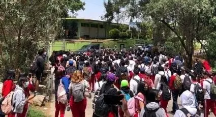 Estudiantes del CBAEM número 9 exigieron la destitución de un profesor, las alumnas lo acusan de acoso a cambio de calificaciones aprobatorias. Lanzaron piedras y dañaron varios autos de los maestros. Foto: Cortesía