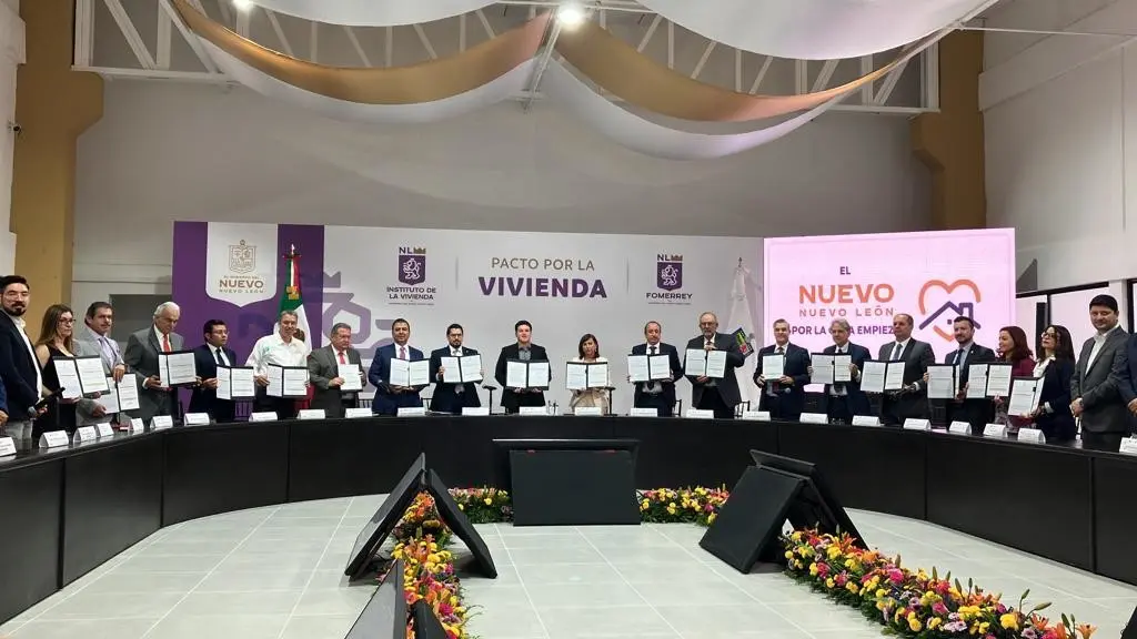 El gobernador Samuel García encabezó la firma del “Pacto por la Vivienda de Nuevo León”. Foto: Armando Galicia