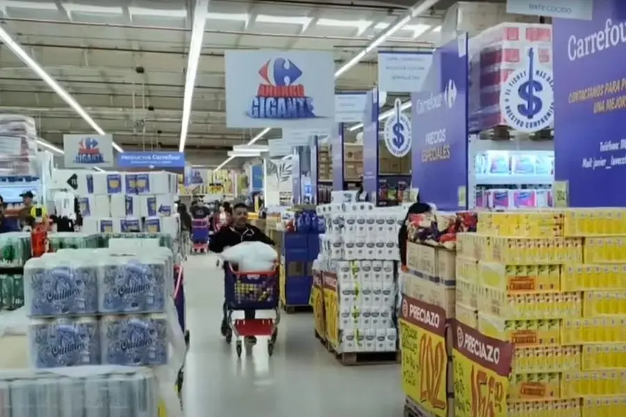 No sólo los chilenos están aprovechando esta crisis; paraguayos, brasileños y hasta bolivianos han ido de compras a Argentina. Foto: La Tercera.