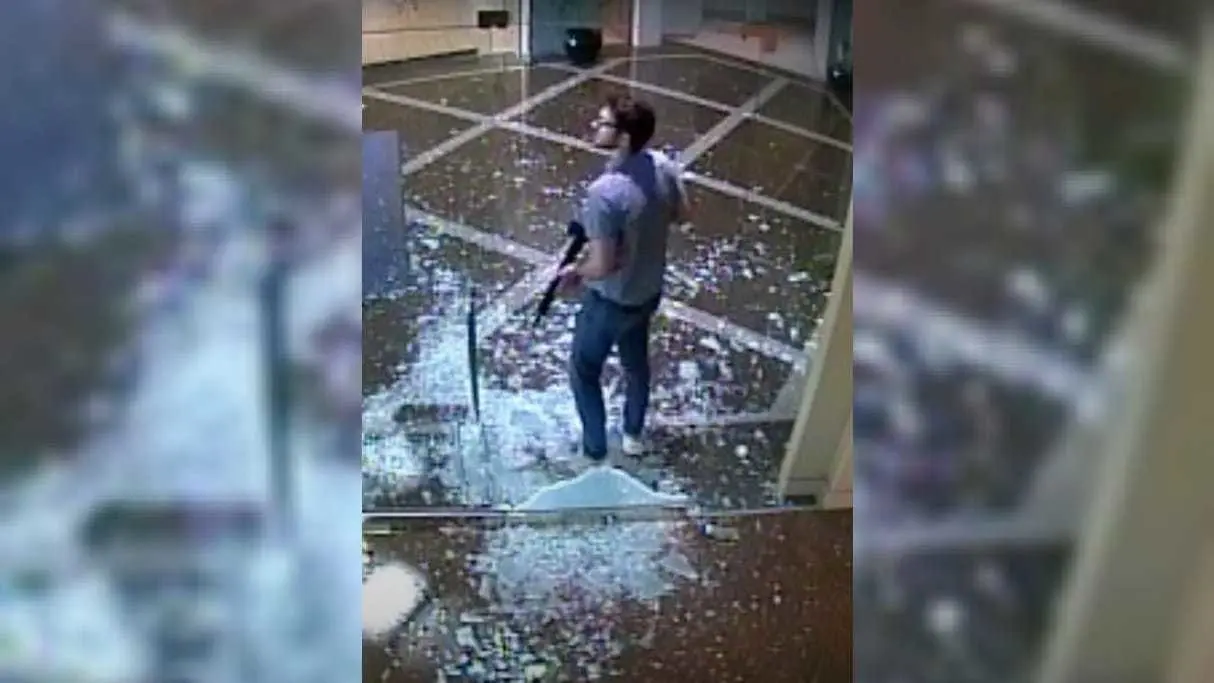 Connor Sturgeon con un fusil de asalto AR-15 después de abrir fuego en el banco Old National en Louisville, Kentucky, 10 de abril de 2023. Sturgeon mató a cinco trabajadores del banco. (Cortesía de Louisville Metro Police Department via AP, File)