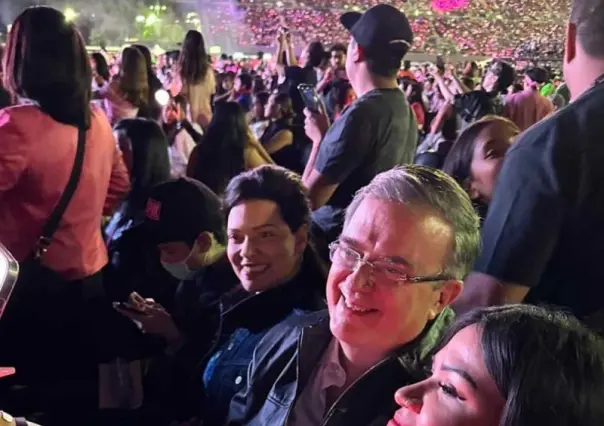 ¡Todo un blink! Asiste Marcelo Ebrard a concierto de Blackpink