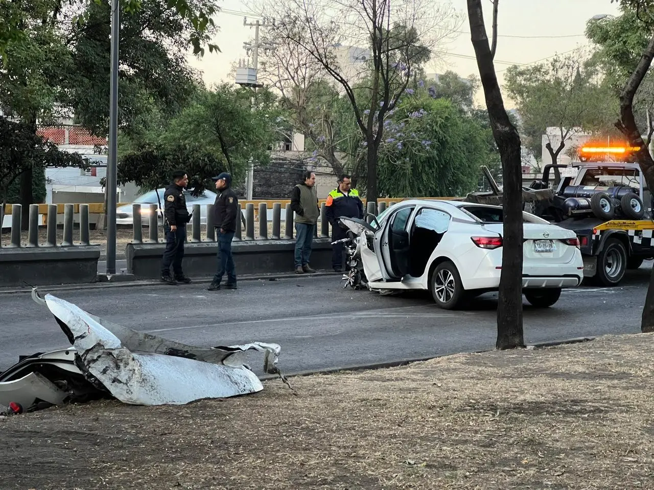 El tránsito fue cerrado por varias horas para permitir el trabajo de los servicios de emergencia pues fue necesario que bomberos limpiaran la cinta asfáltica. Foto: Ramón Ramírez.