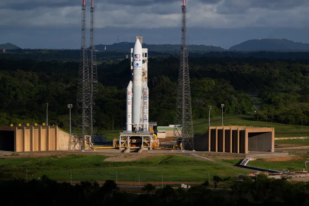 En esta fotografía proporcionada por la Agencia Espacial Europea muestra un cohete Ariane 5 en Kourou, Guyana Francesa, el miércoles 12 de abril de 2023. (Stephane Corvaja/ESA via AP)