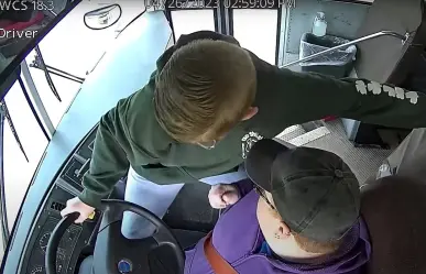 VIDEO: Logra estudiante detener autobús escolar tras desmayo del chofer