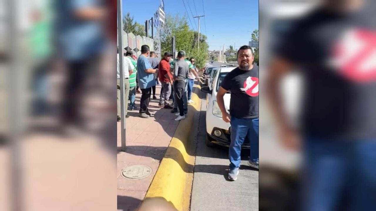 Una fila de más de 300 vehículos partió del bulevar Guadiana hacia la Fiscalía General del Estado, en busca de una pronta solución que no los haga perder más días de trabajo. Foto: Aida Campos