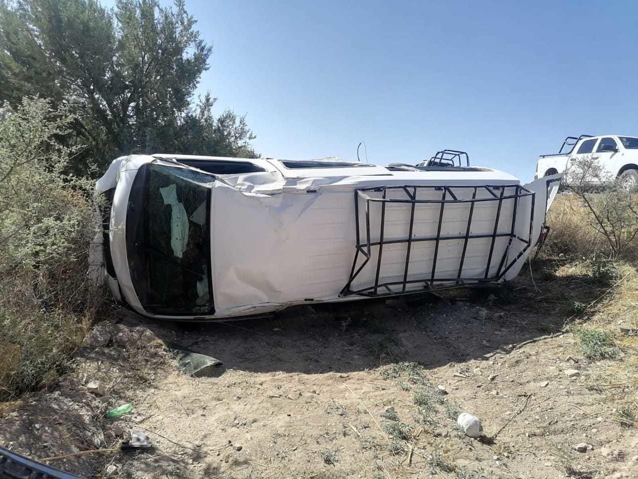 El hecho de tránsito ocurrió en la carretera Durango - Parral, cuando la víctima fatal viajaba en una camioneta Nissan Urvan junto a varias personas más. Foto: Especial