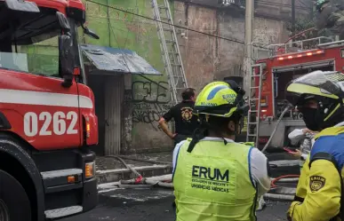 Incendio en bodega de plásticos en el centro histórico de Ciudad de México