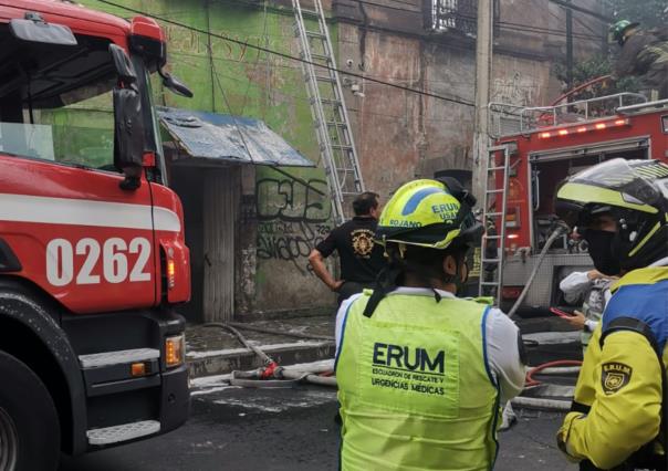 Incendio en bodega de plásticos en el centro histórico de Ciudad de México