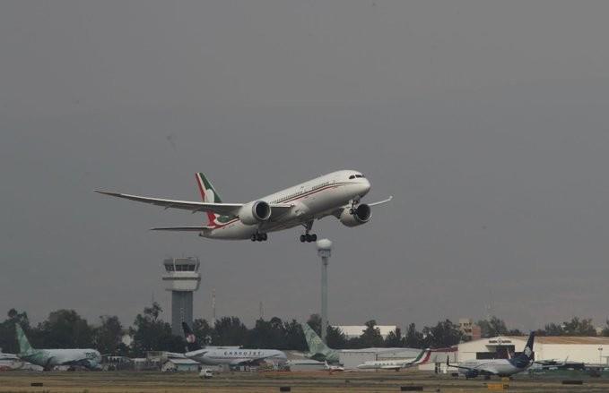 Avión presidencial deja México. Foto: Alfredo Domínguez