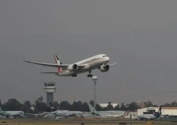 Avión presidencial deja México