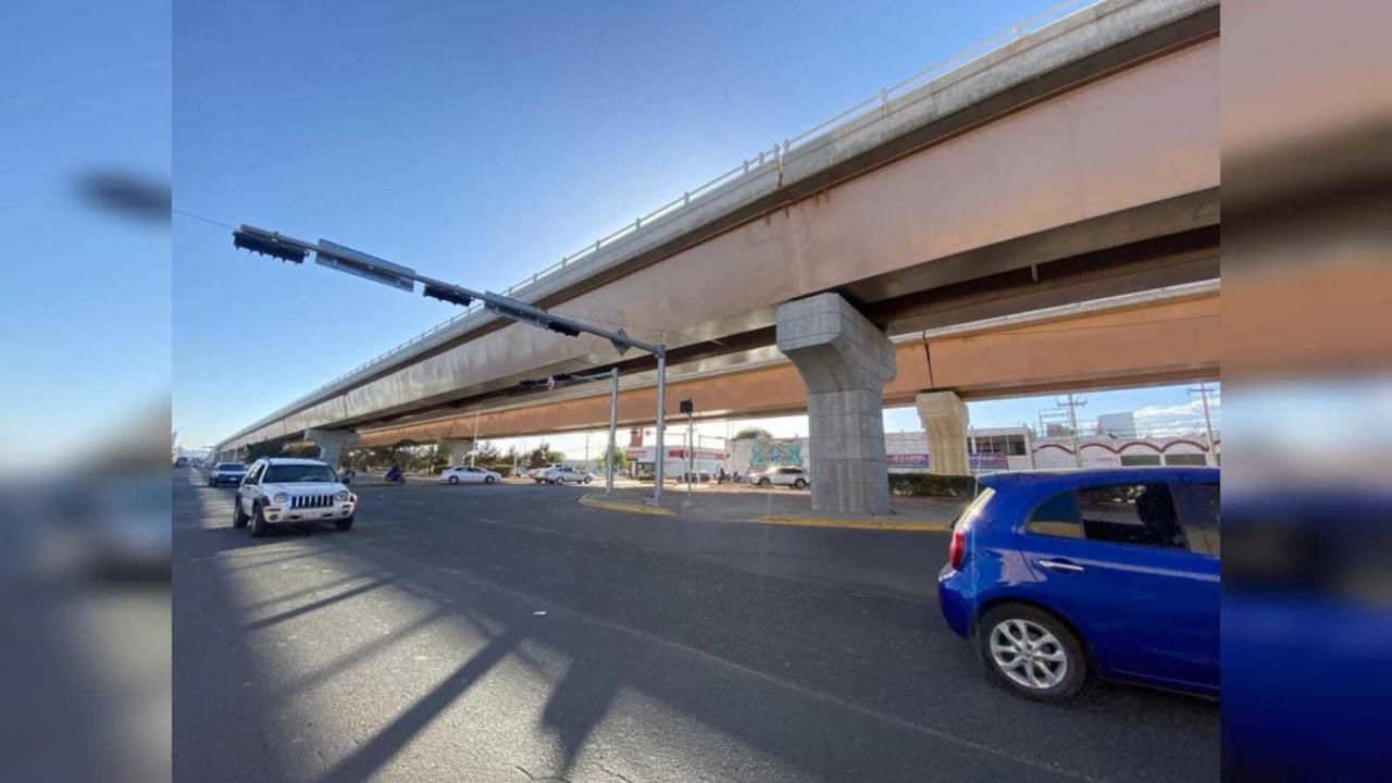 Una fotografía en redes sociales con la leyenda “Reportan peatones rupturas de las trabes del puente Francisco Villa”. Foto: Especial