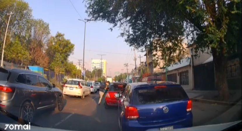 El hombre usaba un cubrebocas y una cachucha para ocultar su identidad, caminaba con las manos en los bolsillos, como si no representara un riesgo, pero en un segundo sorprendió al automovilista. Foto: Iván Macías