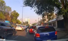 Captan en video robo a automovilista en Iztapalapa