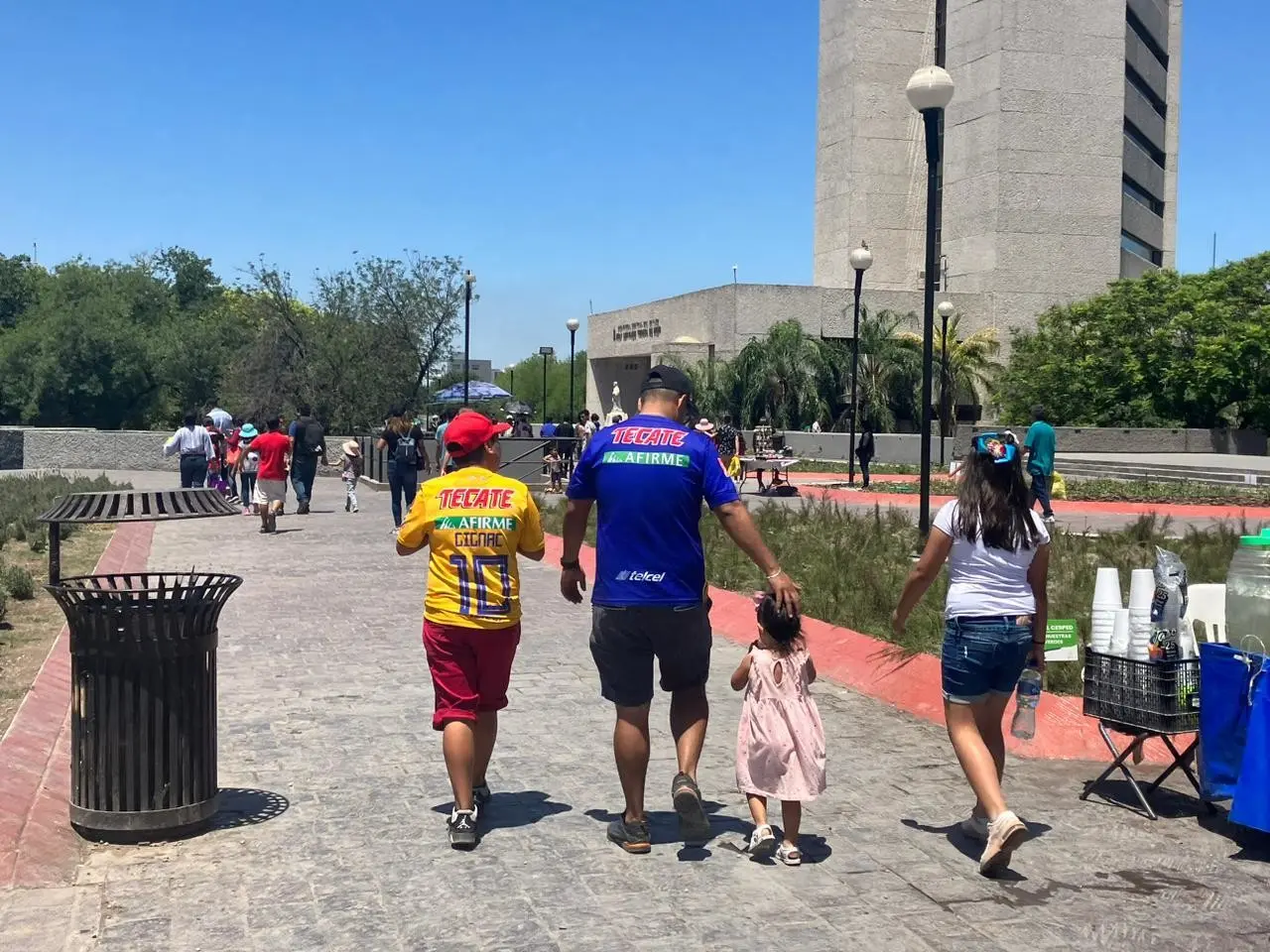 Las familias pasearon en la Macroplaza en el marco del Día del Niño: Foto: Karla Omosigho