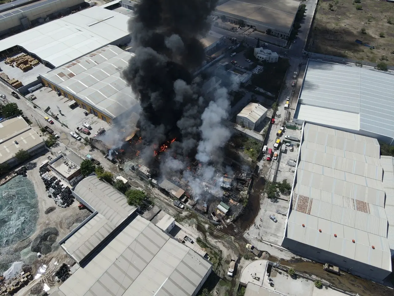 Bomberos y Protección Civil combaten un incendio en una recicladora de químicos en el municipio de Apodaca. Foto: Protección Civil de Nuevo León
