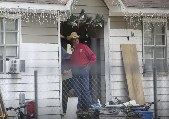 Policías sacan cadáveres de una casa en donde cinco personas fueron baleadas la noche previa el sábado 29 de abril de 2023 en Cleveland, Texas. (Yi-Chin Lee/Houston Chronicle vía AP)