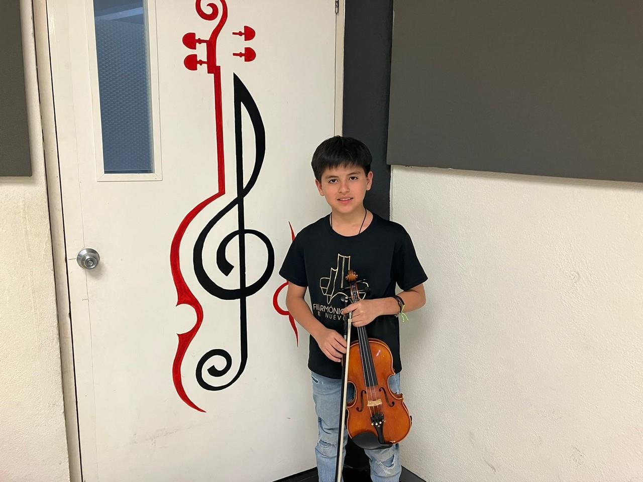 Eri Gerardo Meza Luna de 10 años, demostró su potencial para tocar el violín. Foto. Cynthia Pardo