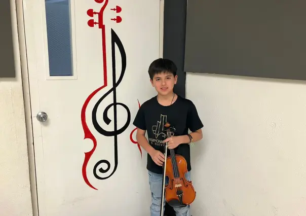 Destaca niño violinista de 10 años en la Filarmónica Juvenil de Nuevo León