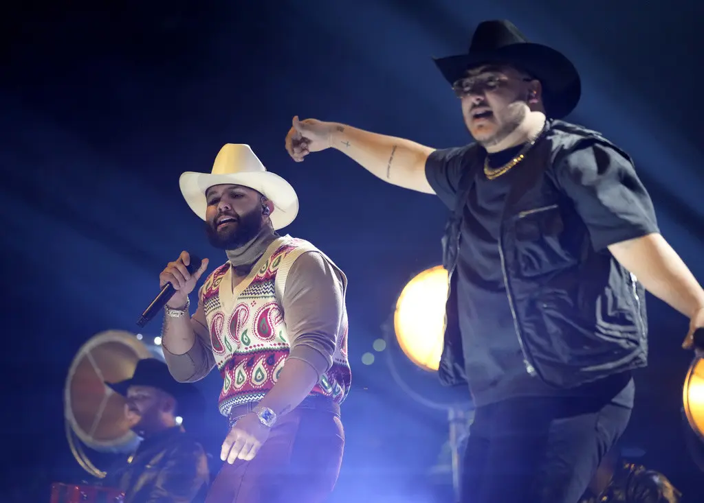 Carin Leon, left, y Adelaido Solís Payo de Grupo Frontera durante su presentación en los Latin American Music Awards el 20 de abril de 2023 en la arena MGM Grand Garden en Las Vegas. (Foto AP/John Locher)