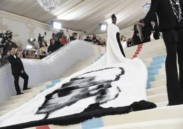 Rihanna cierra la Met Gala con estilo y glamour en honor a Karl Lagerfeld