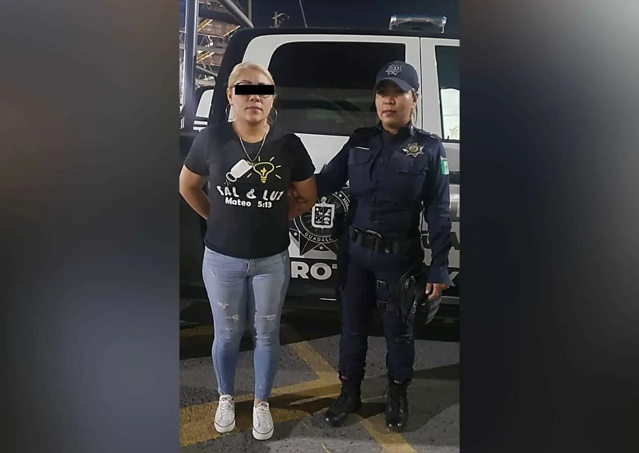 La conductora quien fue identificada como Carla “R” de 44 años y fue detenida por el delito de tráfico de personas. Foto: Gamavision.