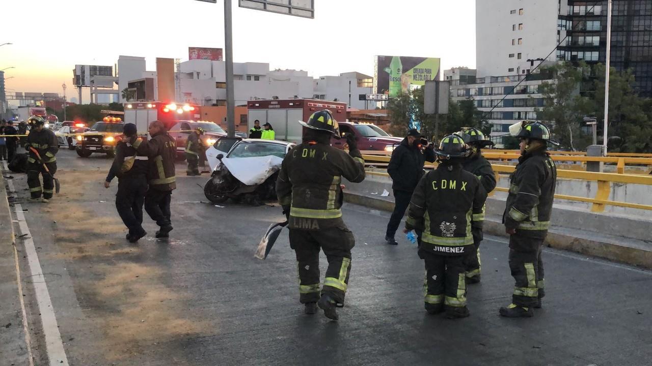 Debido al aparatoso accidente que causó incluso el desprendimiento del motor del vehículo, el conductor de 25 años, quedó atrapado dentro del automóvil por lo que bomberos tuvieron que rescatarlo de entre los fierros retorcidos. Foto: Ramón Ramírez.