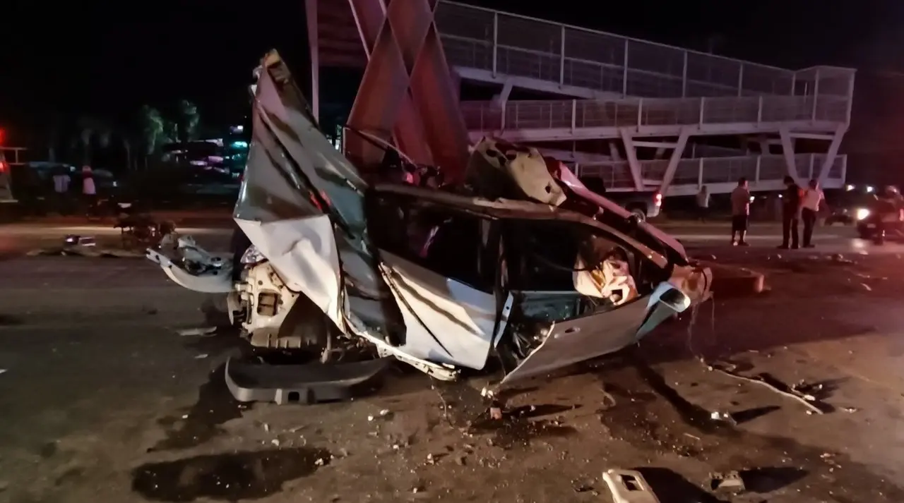 De acuerdo con los primeros informes de los peritajes el vehículo involucrado circulaba a exceso de velocidad en dirección de oriente a poniente. Foto: El Siglo de Torreón.