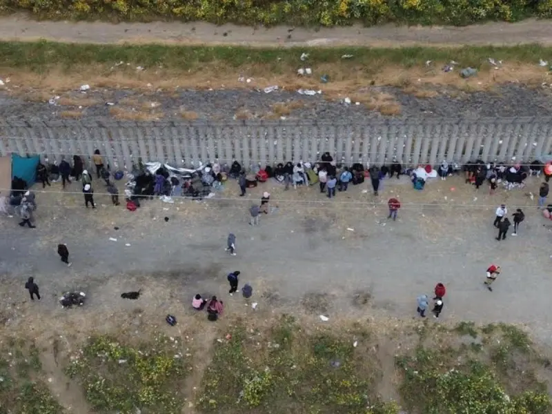 Más de una docena de migrantes pasaron la madrugada en el muro fronterizo a la altura de El Mirador para entregarse a los elementos de la Patrulla Fronteriza. Foto: Semanario Zeta.