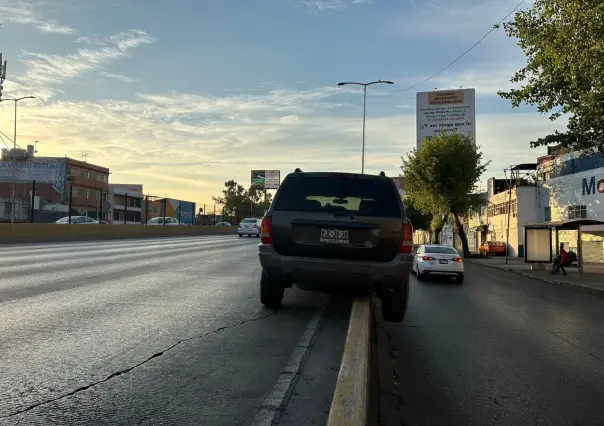 Se atora automovilista en aguja de incorporación a Circuito Interior