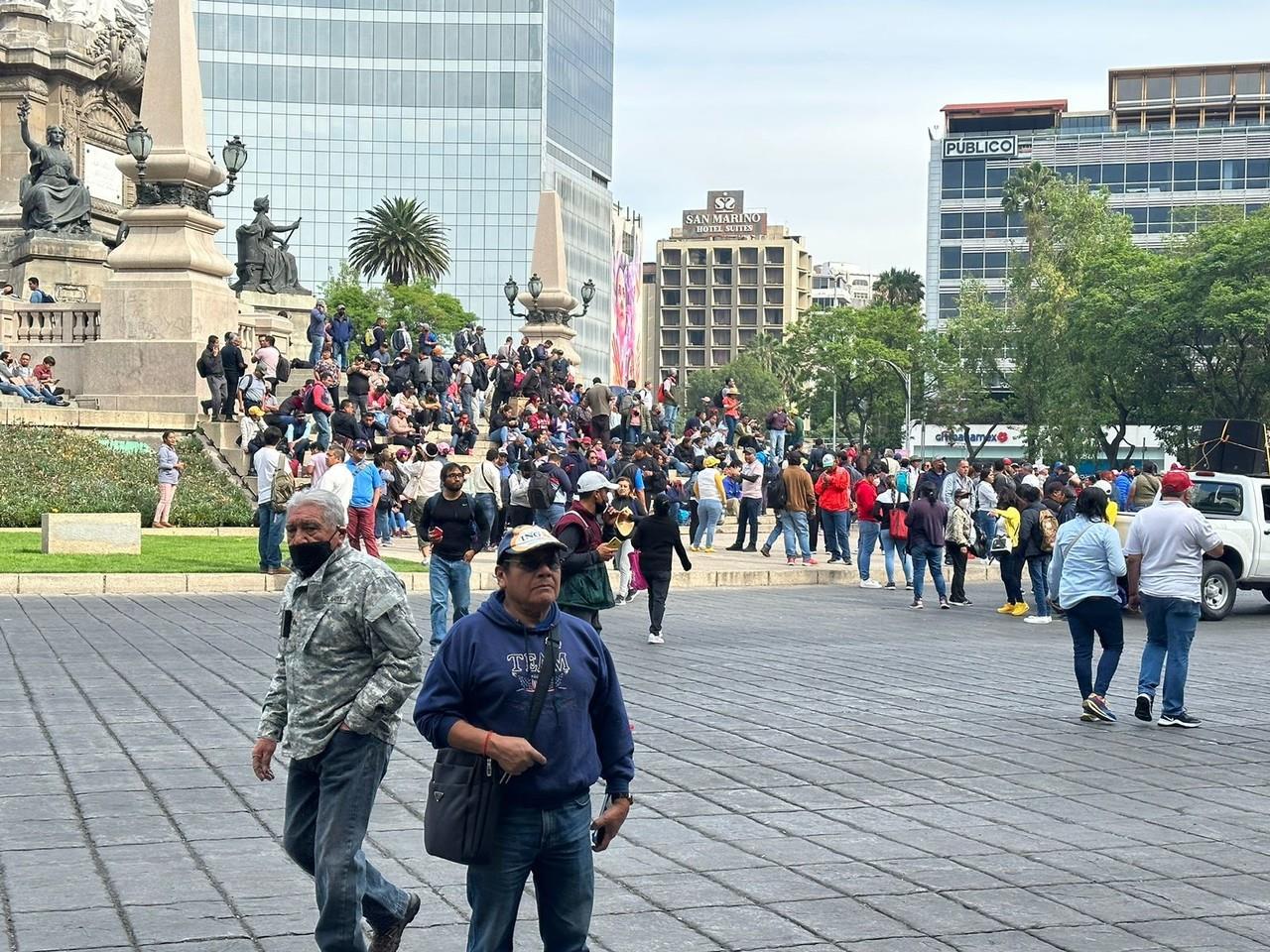 A esta movilización se han sumado los trabajadores de la Educación quienes alzan la voz por un salario digno, abrogación de la Reforma Educativa Neoliberal de la 4T y cancelación de la UMA como medida de pago a sus salarios. Foto: Ramón Ramírez.