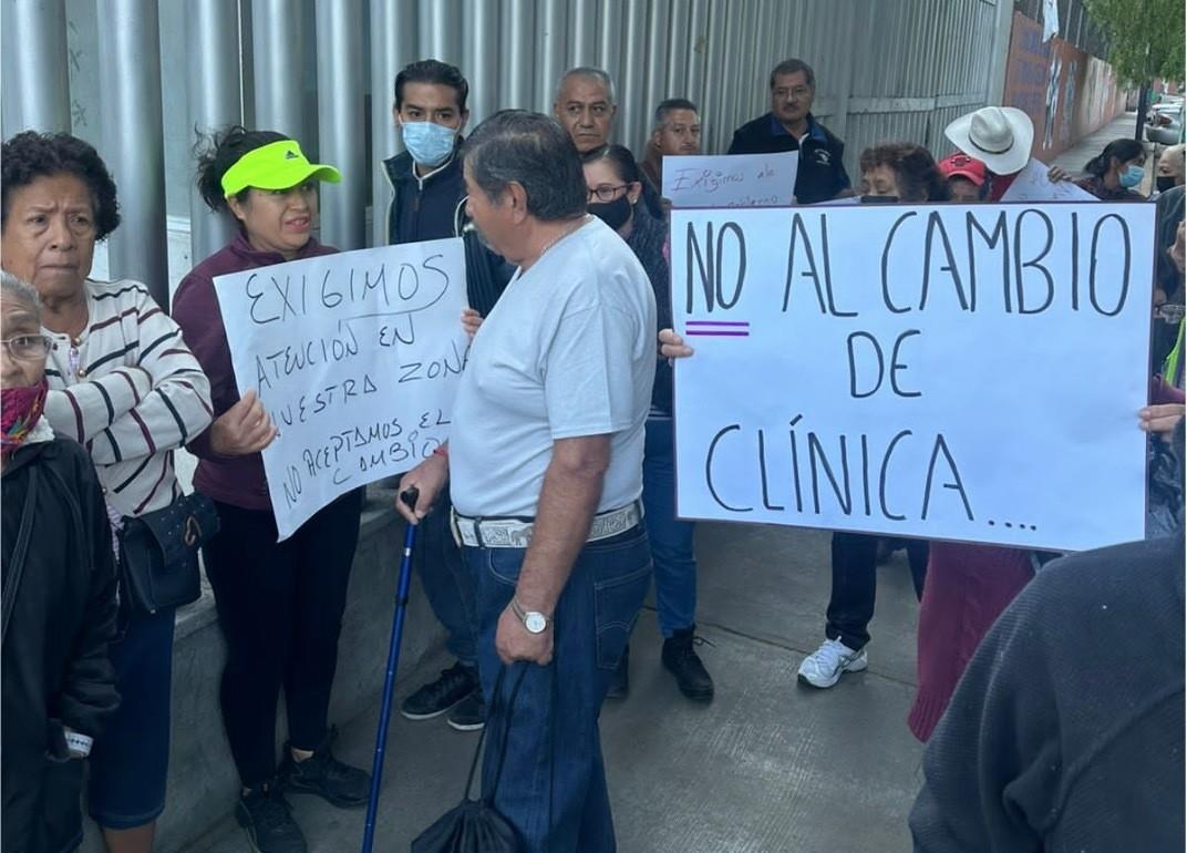 Las personas se manifestaron con cartulinas en la entrada principal del hospital sin interferir la entrada de otros pacientes mientras esperaban ser atendidos por una autoridad. Foto: Ramón Ramírez.