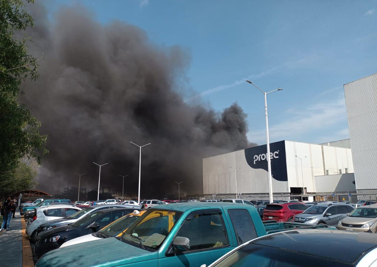 Hasta el momento, se desconocen las causas que originaron el incendio en la bodega de la empresa Prolec. Foto: Cortesía