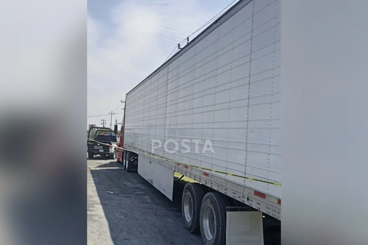 Tráiler robado en Ciénega de Flores fue recuperado por policías de García. Foto. Raymundo Elizalde