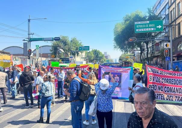 Transportistas protestan en el Congreso de la CDMX tras bloquear el Eje Central