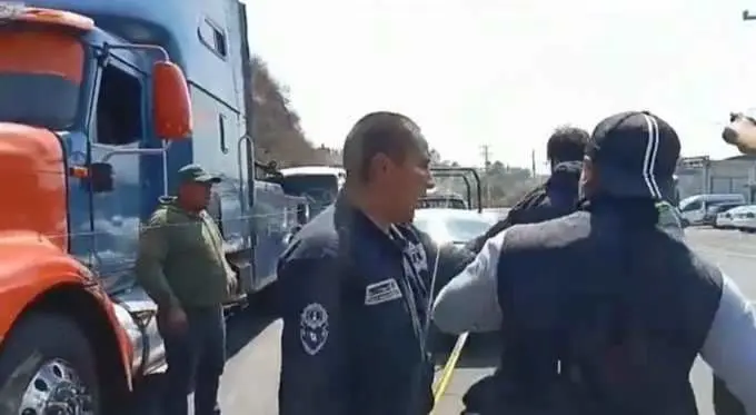 Policías de Naucalpan y elementos de la GN son acusados de agredir a reporteros, autoridades dicen investigar y sancionar a los responsables. Foto: Captura de pantalla