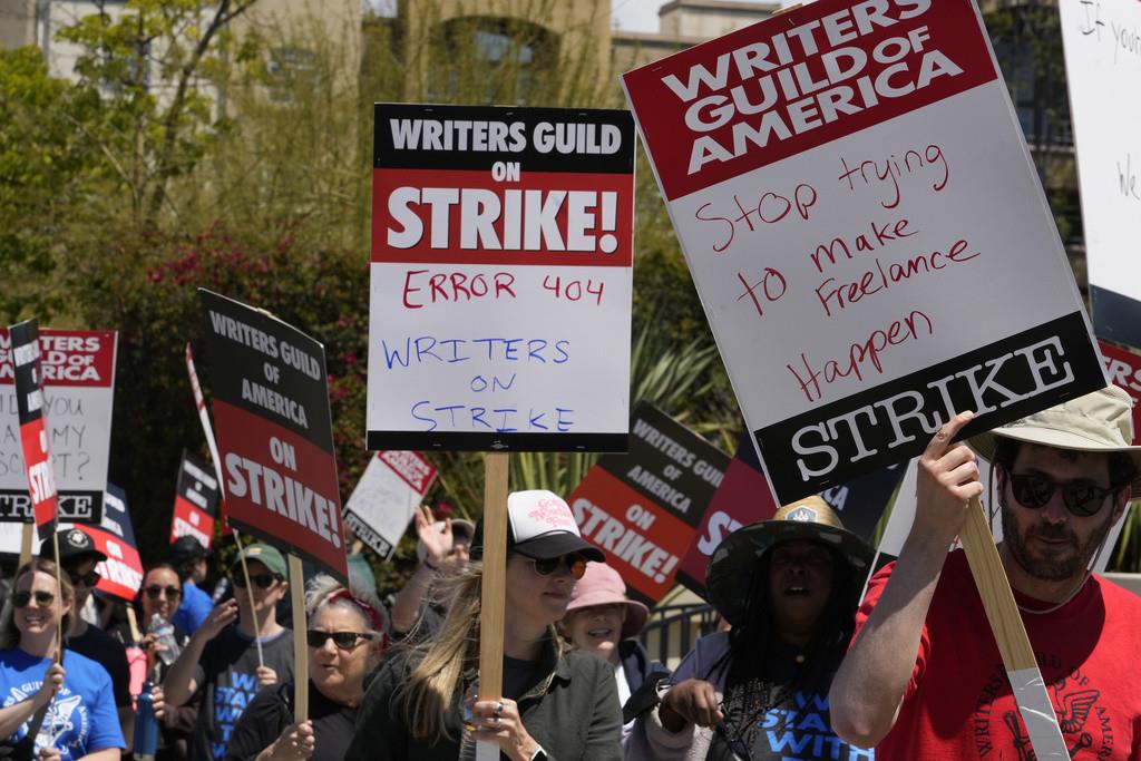 La primera huelga de Hollywood en 15 años comenzó el martes ante las presiones económicas de la era del streaming que llevaron al sindicato iniciar un paro. (Foto AP/Damian Dovarganes)