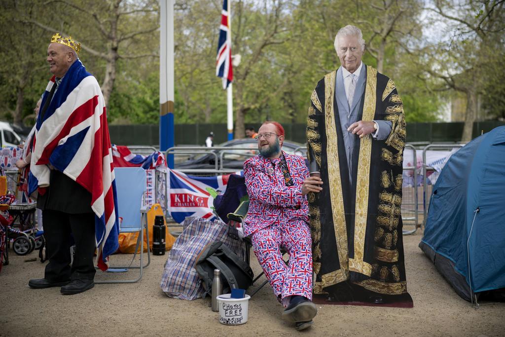 Entusiastas de la familia real británica acampan el jueves 4 de mayo de 2023 en la ruta de la procesión para la coronación del rey Carlos III, en Londres. (AP Foto/Vadim Ghirda)