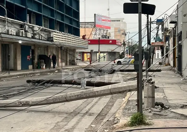 Derriba tráiler postes de un jalón en Monterrey