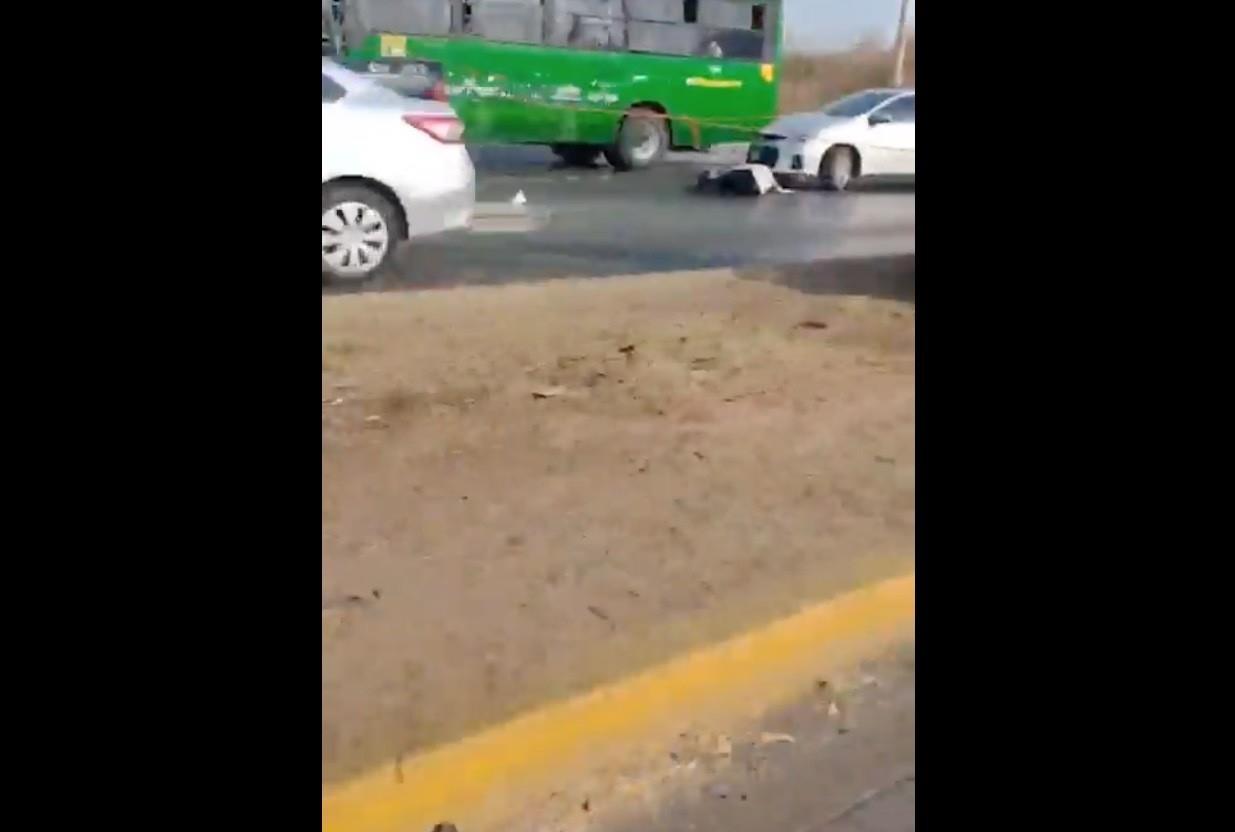 Un paramédico que viajaba en el transporte público se bajó para brindar la atención al motociclista, indicando que tenía aproximadamente 30 años pero ya había fallecido. Foto: Twitter @Jalisco_Rojo.