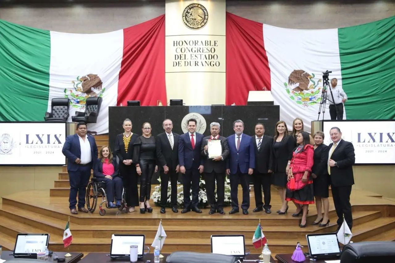 A este reconocimiento en la máxima tribuna del Estado, se sumaron el diputado J. Carmen Fernández Padilla, quien fue uno de los promotores de la medalla y las diputadas Jennifer Adela Deras y Alejandra del Valle. Foto: Cortesía