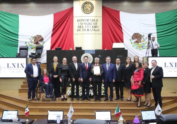 Otorga Congreso medalla “Silvestre Revueltas” a escultor Guillermo Salazar