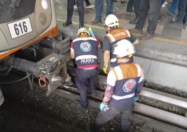 Emergencia en el metro: Mujer cae a las vías y es rescatada con vida en la L2