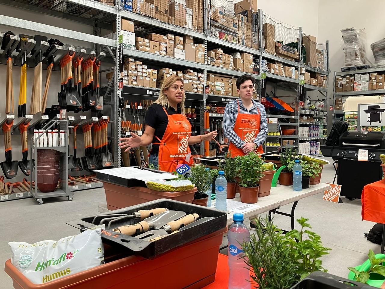 El Club de Jardinería de The Home Depot brindó un taller en la que se dieron algunas recomendaciones para hacer un huerto urbano en un espacio del hogar. Fotos: Cynthia Pardo