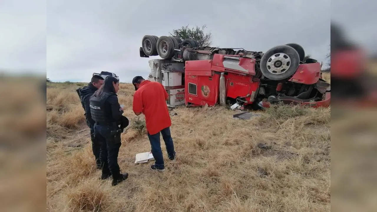 Volcadura de tráiler deja 3 vehículos dañados en carretera Fresnillo- Cuencamé