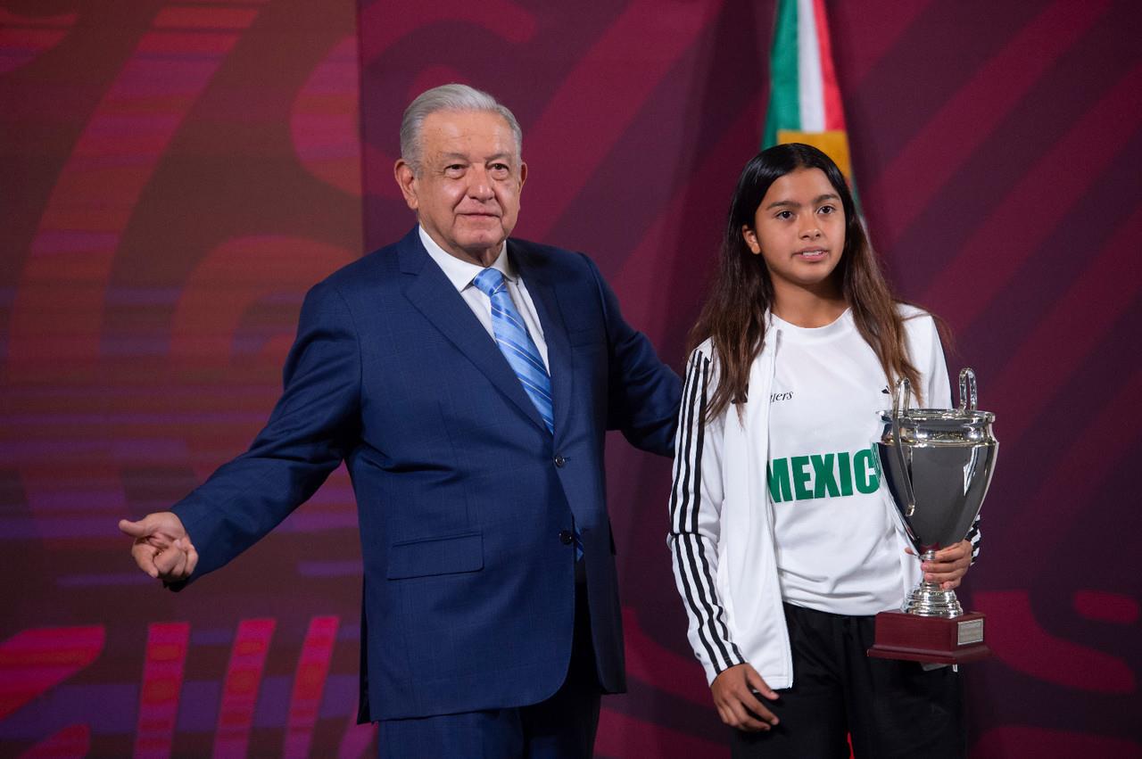 Junto a los niños acudió el Gobernador de Nuevo León, Samuel García, y el empresario Carlos Bremer, con los cuales López Obrador destacó la importancia del deporte en la vida de estos jóvenes. Foto: Miguel Hernández.