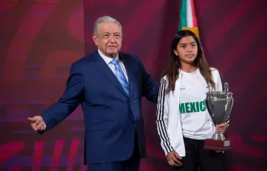 Entrega AMLO reconocimiento a jóvenes campeones del World Challenge