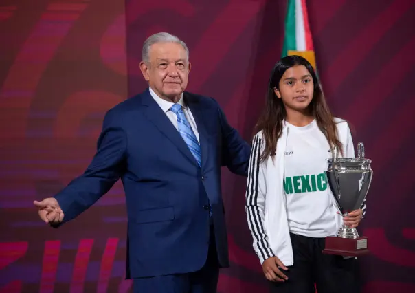 Entrega AMLO reconocimiento a jóvenes campeones del World Challenge