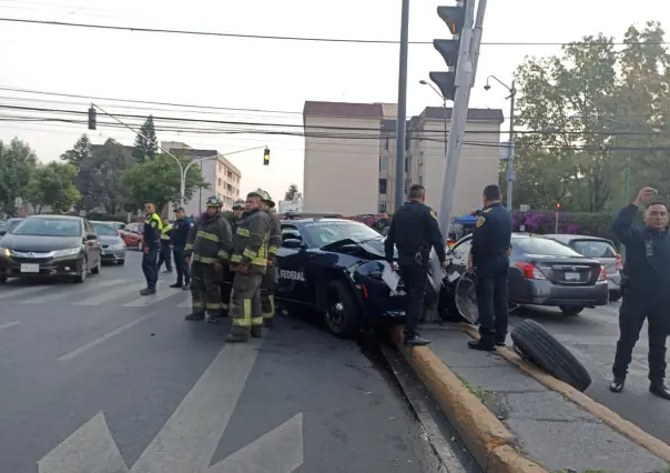 Choca patrulla, derriba semáforo y hiere a dos personas en Coyoacán