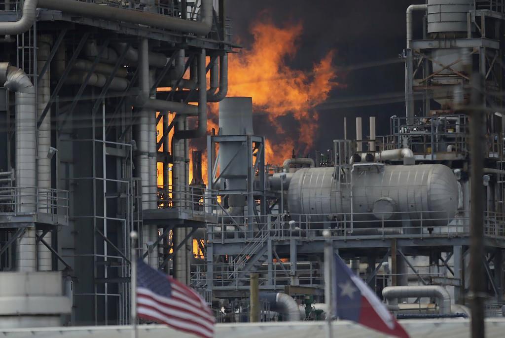 Se incendia refinería Shell de Pemex en Texas