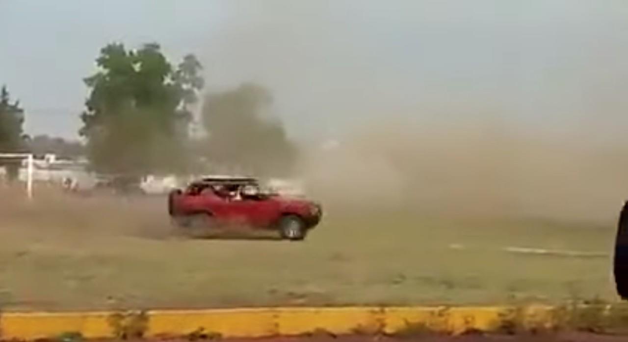 En la filmación, de menos de un minuto de duración, se observa dos camionetas, una en color rojo y otra negra, que realizan las citadas maniobras sin que algún directivo o docente los detenga. Foto: YouTube México OK